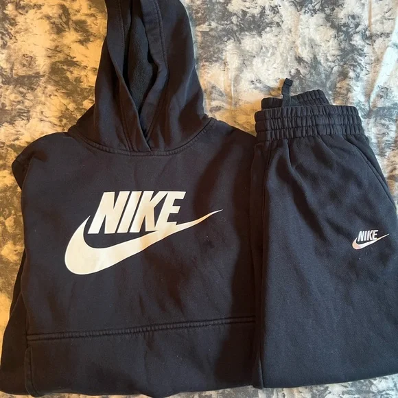 Nike Black Pullover Hoodie and Sweatpants - Picture 3 of 4